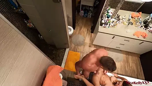 Adam geldi dışarı the shower ve becerdin içinde the ağız tatlı