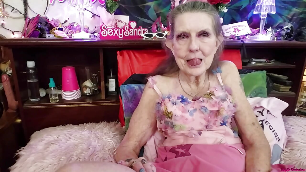 Seksi pembe kelebek kıyafetli nine anal sikişiyor