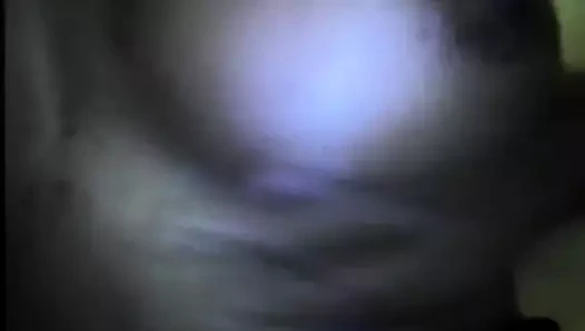 Siyah kız gösteren ve onun firma göğüsleri dokunmadan