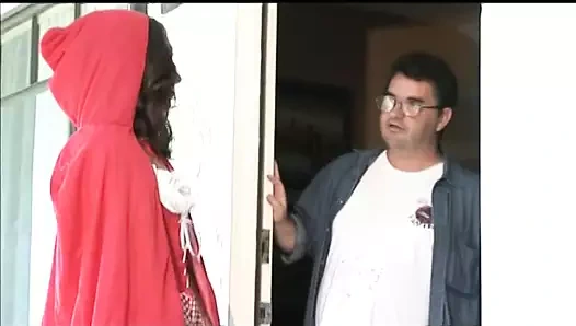 Sıcak bir esmer başka bir mutant horoz emerken büyük bir siyah horoz sürmek