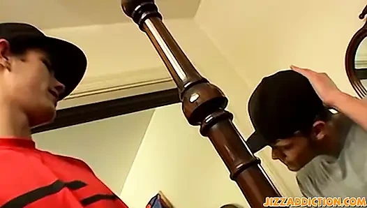 İnce adam Boomer Jacoby yakışıklı Cain ile mastürbasyon yapıyor