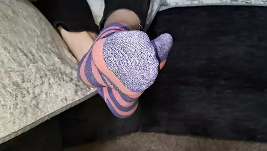 Kız arkadaşımın çoraplarını çıkariyorum ve ayaklarına yağla masaj yapıyor