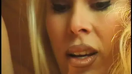 Busty sarışın bir masanın üzerinde bırakır ve seksi sarışın tarafından yaladı onu dallama alır