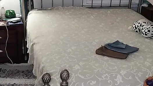 Ateşli orta yaşlı seksi iri güzel kadın yatağını yapıyor sonra mastürbasyon yapıyor ve iyi bir orgazm oluyor!