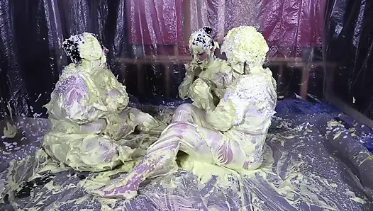 Cheyenne Hannah ve Skyler ile köpük eğlencesi