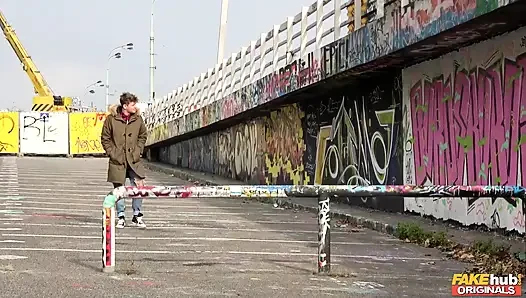 Fakehub Originals - çarpıcı Kristy Black Michael'ı stüdyosuna davet ediyor ve sikini palet üzerinde emiyor