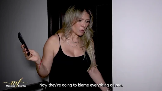 Üvey kızımı erkek arkadaşıyla seks yaparken yakalıyorum ve amımı sikebilmeleri için katılıyorum - monique fuentes