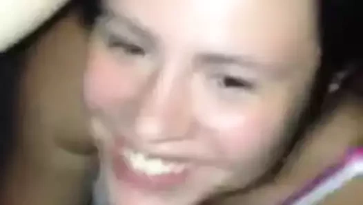 Milf, ön basamaklarda ağzına bir çük koyar