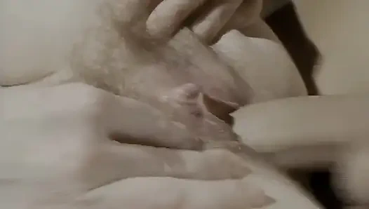 Primeiro ela se masturba no sofá, então ela leva um pau na bunda