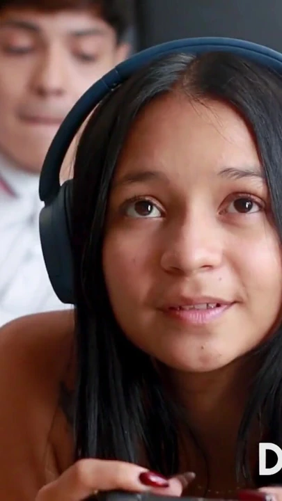 Üvey kız kardeşimi video oyunları oynarken sikiyorum | Klip 1