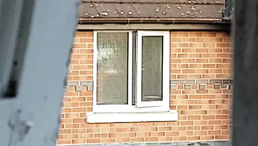 Biri duşa hazırlanıyor