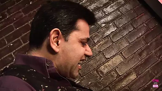 Sarkık memeli bir kız sarışın saçlı başka bir kızı korkuttu ve sonra sikildi