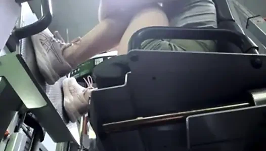 İri güzel kız spor salonunda eğitim alıyor