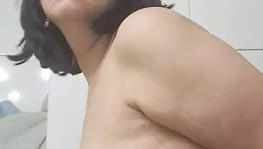 Üvey anne hayal gücünde ve sessizce duşta üvey oğlunun büyük yarağını götten alıyor