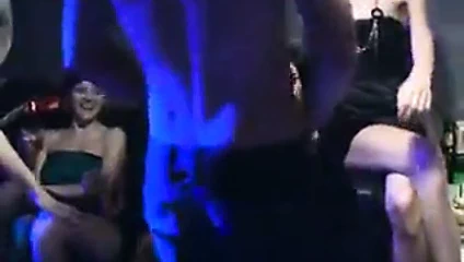 Seksi kostümlü sürtük kızlar seks yapıyor