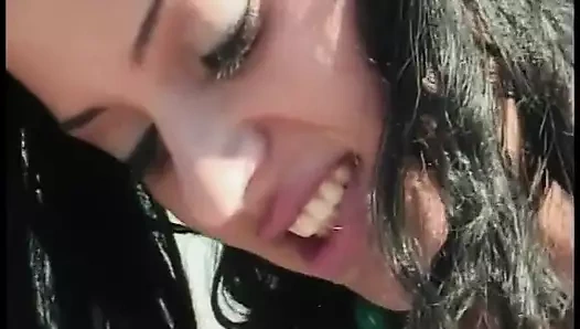 Harika memeli iki esmer üniversiteli kız havuz güvertesinde deney yapıyor ve amcık yiyor