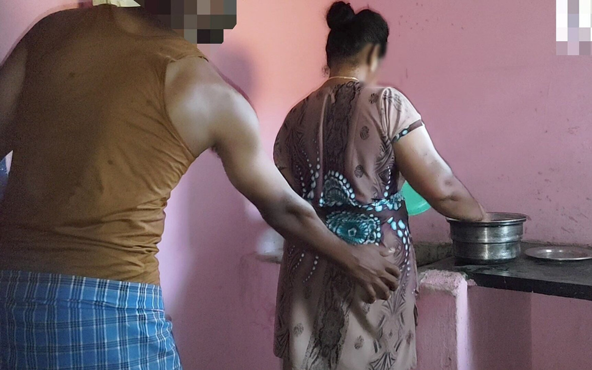 Onunla seks yaptığımda teyze mutfakta çalışıyordu