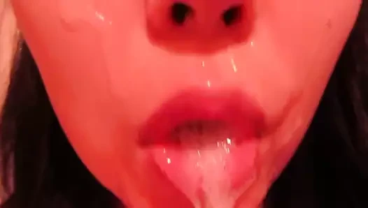 O hoşlanır ve yiyor boşalmak