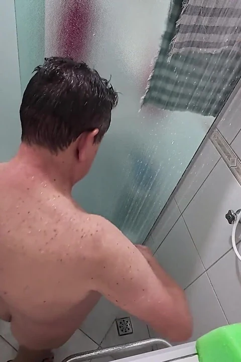 Üvey baba duş alıyor