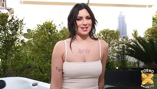 Laury büyük memeli, arkadaşıyla bir yarağı paylaşmak istiyor