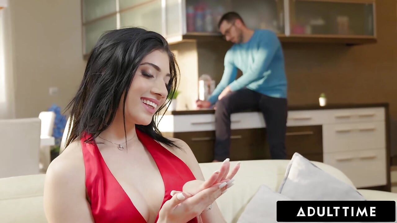 ADULT TIME - seksi Emily Pink yoğun dp seansında her iki deliği de büyük yaraklarla doldurduğu için heyecanlı