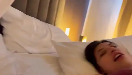 İki bebeğin kanepede lezbiyen seksi!!