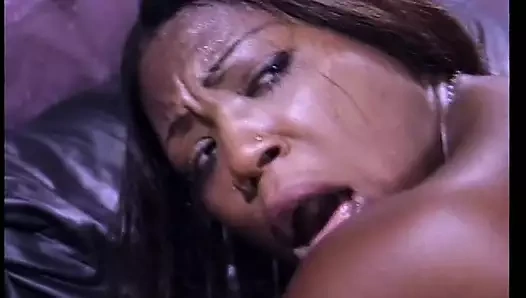 Siyah adam siyah deri kanepede iki çikolata yıldızını dürtüyor