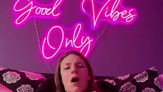 Ayak parmaklarını emiyor ve oyuncakla oynuyor