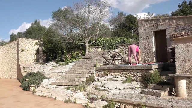 Пирсингованная милфа-блондинка наслаждается тройником на улице после йоги