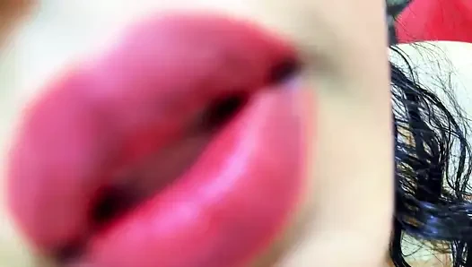 Tatil günü Müslüman sarkık memeli orta yaşlı seksi ateşli üvey anne çıplak ve porno video izleyerek seks yapıyor