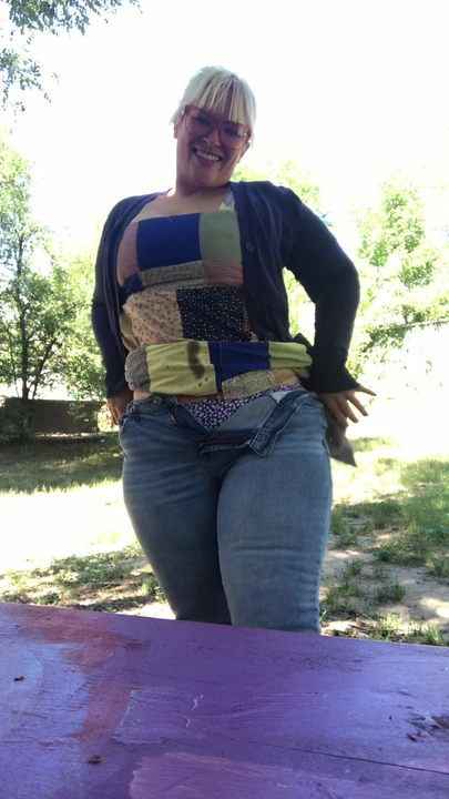 Великолепная толстушка Alice берет ее сверху вниз на улицу и показывает ее толстую задницу