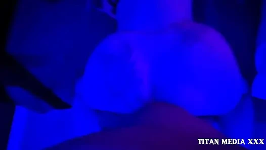 İri güzel orta yaşlı seksi kadın büyük zenci yarağını katlediyor ve yüzüne boşalma bakış açısı