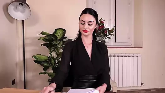 Ateşli başvuran tanrıça Ambra işe alınmak için patronu baştan çıkarıyor