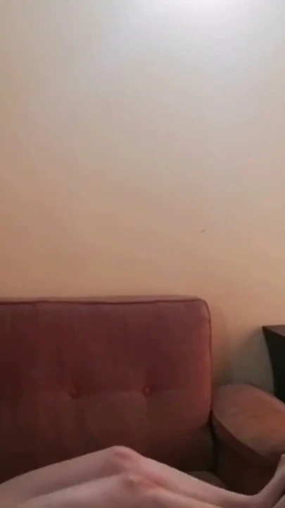 Uzun parmaklarımla kıyafetli sarışın kızı sikmeyi seviyorum | Klip 1
