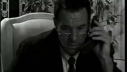 Sürtük denetçi için bacaklarını açıyor ve mastürbasyon yapıyor