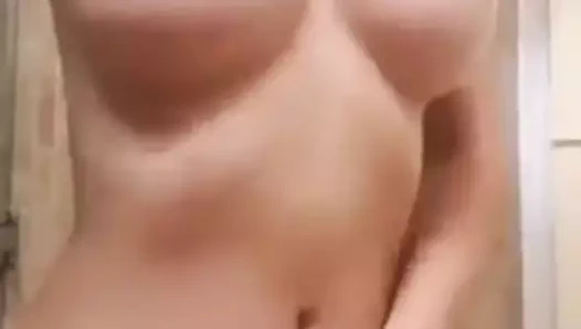 Mi novia cachonda me envia un video!!