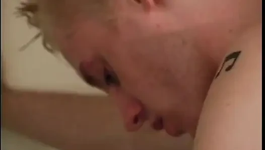 Sarışın twink ve şapkalı adam seksi sarışın sürtükle üçlü seks yapıyor