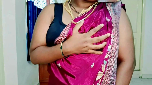 Tamil çift desi teyze sari seksi göğüsler ve büyük pennis sakso masaj yapıyor