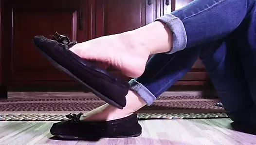 Orada otur ve mükemmel çıplak ateşli terli ayaklarımı salladıkları için edepsiz saç dolu terliklerimi takdir ediyorum