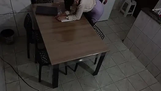 Sekreterin götü toplantı odasında sikiliyor.