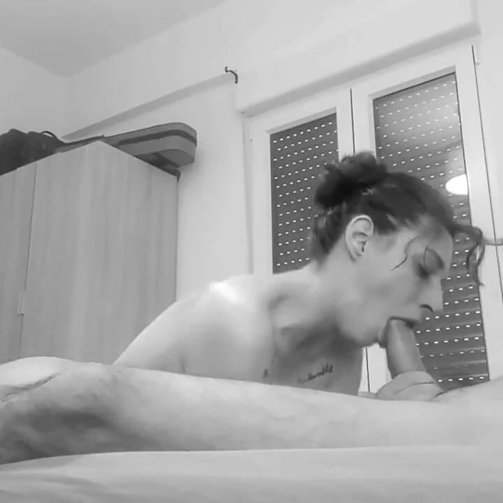 Güzel bir kız derin oral seks yapıyor, tükürük kullanarak penisini kaybediyor