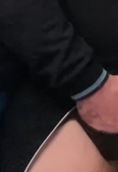 Garip sapık orta yaşlı seksi kadın herkesin içinde amını parmaklıyor