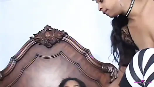 Lezbiyen kalpler carmen hayes ve dena caly takma eğlencesinde şımartılıyor