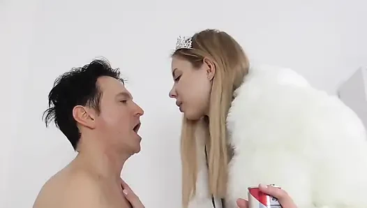 Uzun boylu Findom kölesini eğitiyor!