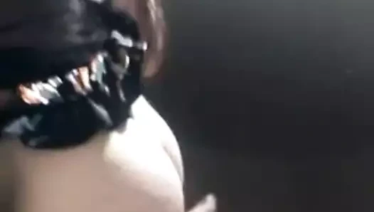 Siyah adam kar tavşanı ile buluşuyor