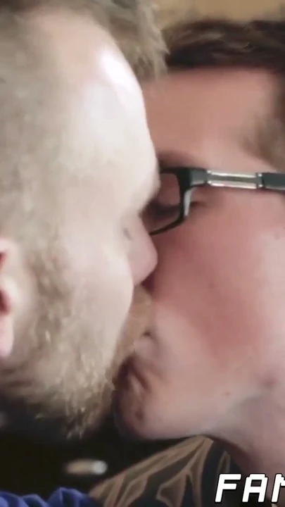 Dövmeli sakallı koca adam genç twink'i burada bareback sikiyor | Bölüm 1