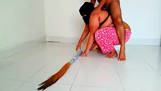 İri güzel Arap ateşli amatör hizmetçi ofis odasını süpürürken sahibini sikiyor ve büyük götünü parçalıyor