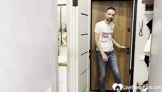 Arkadaşımın kız arkadaşı bana banyoda yaramaz bir elle muamele çekiyor