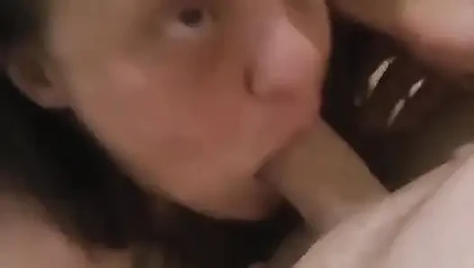 Tombul evli kadın yarağımı emiyor