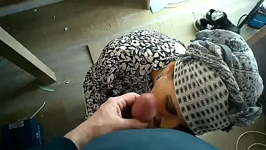 Müslüman kadın yarak emmeyi deniyor ve iyi bir iş çıkarıyor